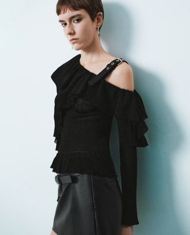  URBAN REVIVO - Áo dệt kim nữ trễ vai tay dài phối bèo 