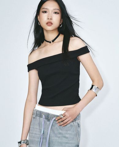  URBAN REVIVO - Áo trễ vai nữ phom ôm hiện đại 