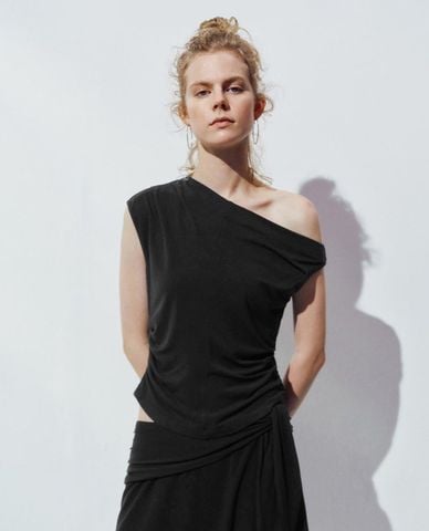  URBAN REVIVO - Áo trễ vai nữ xếp nếp cá tính 