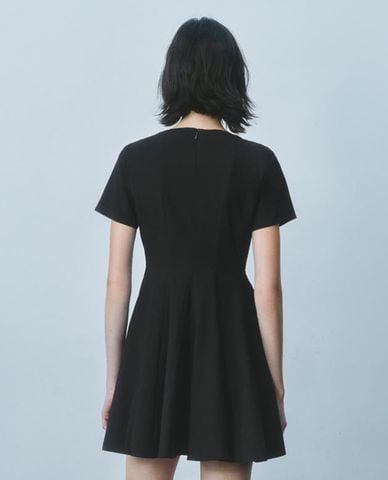 URBAN REVIVO - Đầm mini cổ tròn tay ngắn phom xòe 
