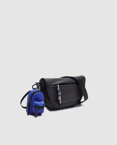  URBAN REVIVO - Túi đeo chéo nam hình thang phối charm 