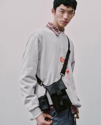  URBAN REVIVO - Túi đeo chéo nam phom chữ nhật phối túi mini 