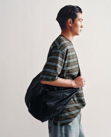  URBAN REVIVO - Túi đeo chéo nam hình bán nguyệt 
