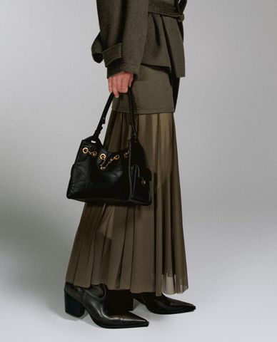  URBAN REVIVO - Túi đeo vai nữ hình thang khóa xích 