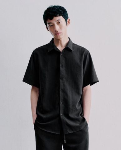  URBAN REVIVO - Áo sơ mi nam cổ bẻ tay ngắn tối giản 