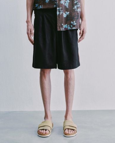  URBAN REVIVO - Quần short nam ống rộng phối viền 