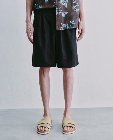  URBAN REVIVO - Quần short nam ống rộng phối viền 