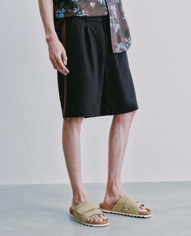  URBAN REVIVO - Quần short nam ống rộng phối viền 