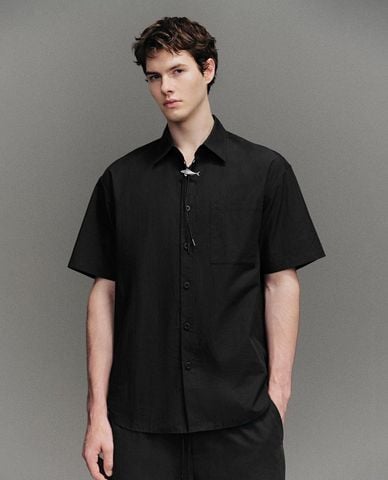  URBAN REVIVO - Áo sơ mi nam tay ngắn phối vòng dây cá tính 