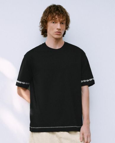  URBAN REVIVO - Áo thun nam cổ tròn tay ngắn viền thêu 