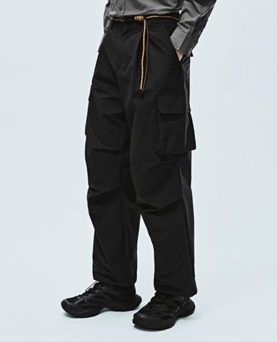  URBAN REVIVO - Quần nam ống rộng xếp li phối dây lưng 