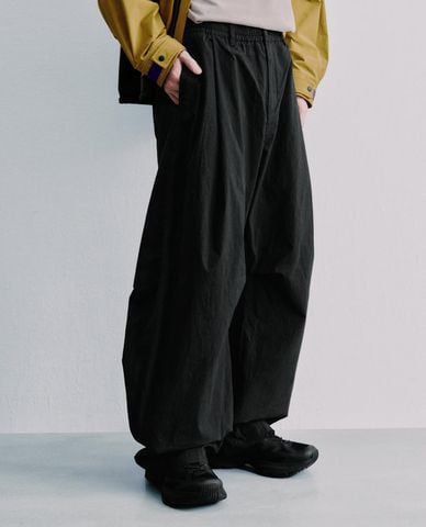  URBAN REVIVO - Quần nam ống rộng lưng thun phối túi 