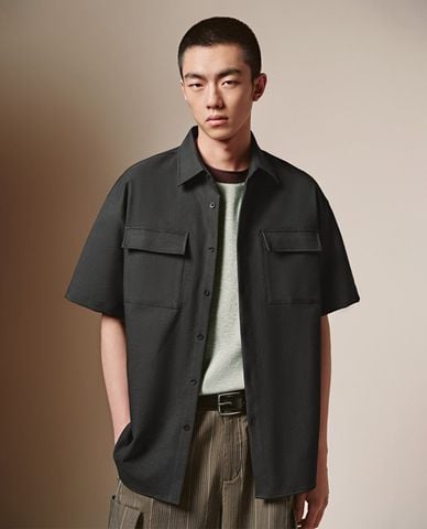  URBAN REVIVO - Áo sơ mi nam cổ bẻ tay ngắn phối túi hộp 