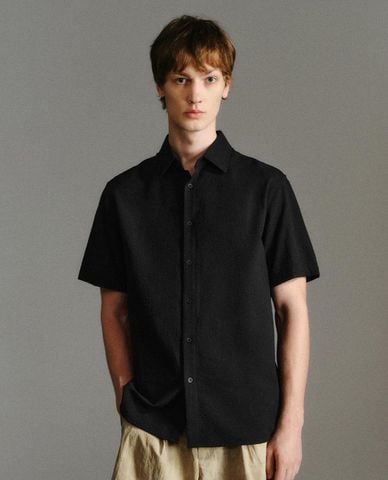  URBAN REVIVO - Áo sơ mi nam cổ bẻ tay ngắn 