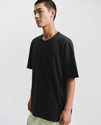  URBAN REVIVO - Áo thun nam cổ tròn tay ngắn in chữ 