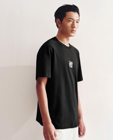  URBAN REVIVO - Áo thun nam cổ tròn tay ngắn in họa tiết 