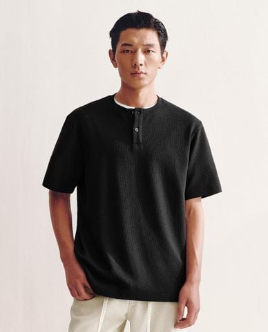  URBAN REVIVO - Áo thun nam cổ henley tay ngắn thanh lịch 