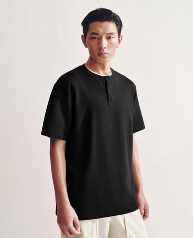  URBAN REVIVO - Áo thun nam cổ henley tay ngắn thanh lịch 