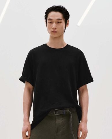  URBAN REVIVO - Áo thun nam cổ tròn tay ngắn tối giản 