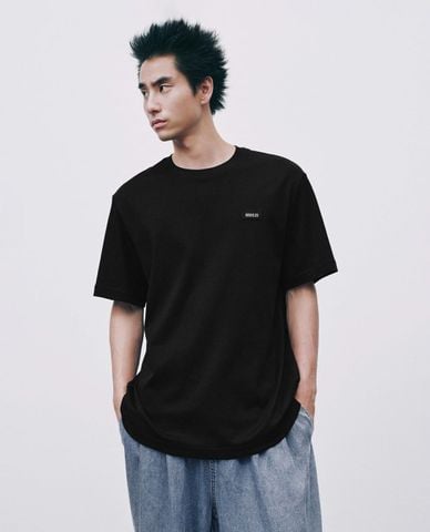  URBAN REVIVO - Áo thun nam cổ tròn tay ngắn thêu patch 