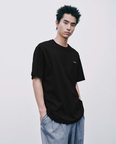  URBAN REVIVO - Áo thun nam cổ tròn tay ngắn thêu patch 
