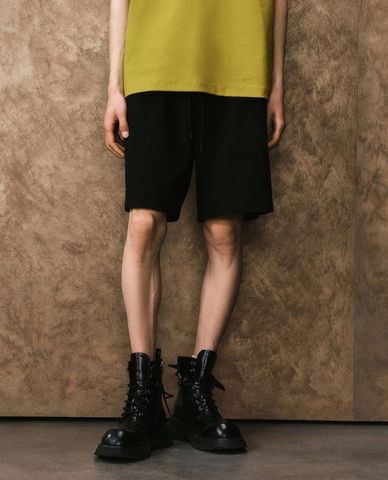  URBAN REVIVO - Quần short nam ống rộng lưng thun 