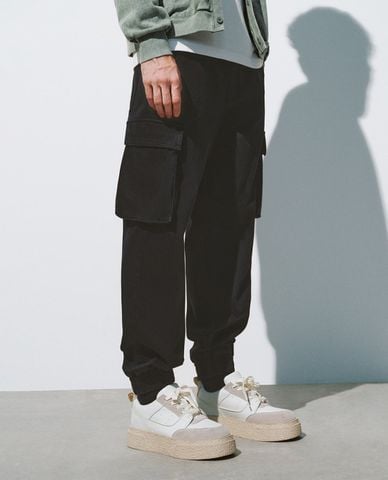  URBAN REVIVO - Quần jogger nam phối túi hộp năng động 