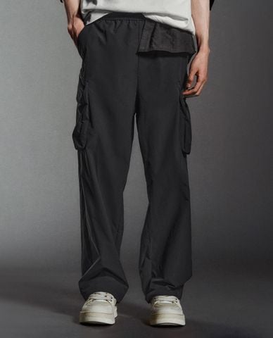  URBAN REVIVO - Quần nam ống rộng lưng thun phối túi hộp 