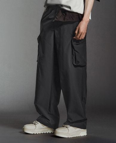  URBAN REVIVO - Quần nam ống rộng lưng thun phối túi hộp 