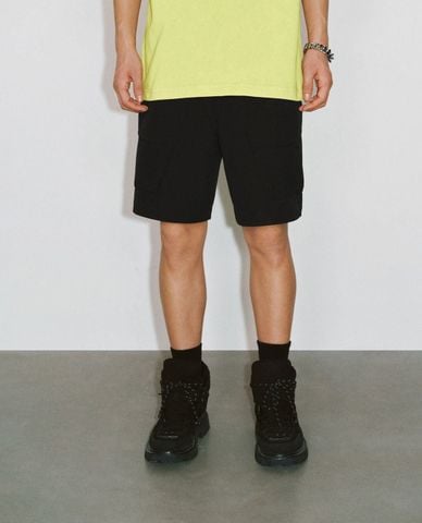  URBAN REVIVO - Quần short nam ngang gối lưng thun 