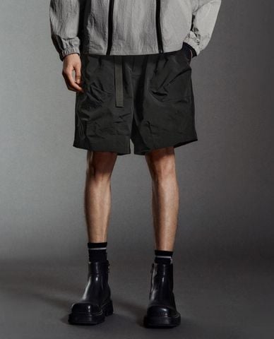  URBAN REVIVO - Quần short nam ống rộng cá tính 