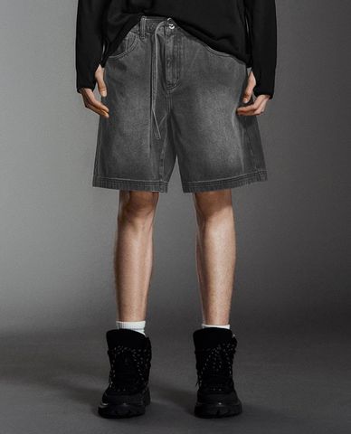  URBAN REVIVO - Quần short jeans nam ngang gối wash bạc 