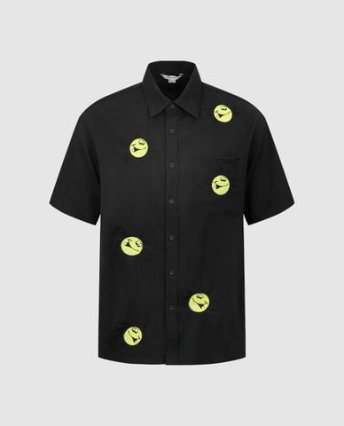  URBAN REVIVO - Áo sơ mi nam cổ bẻ tay ngắn phối hình hiện đại 