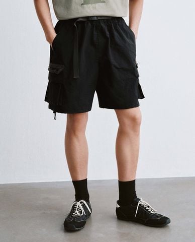  URBAN REVIVO - Quần short nam ống rộng phối đai lưng 