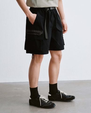  URBAN REVIVO - Quần short nam ống rộng phối đai lưng 