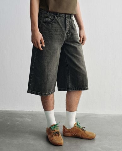  URBAN REVIVO - Quần short jeans nam ống rộng wash bạc 