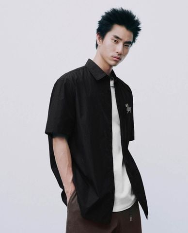  URBAN REVIVO - Áo sơ mi nam cổ bẻ tay ngắn thêu patch 