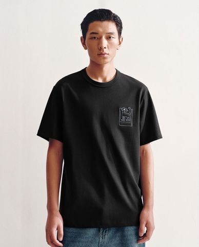  URBAN REVIVO - Áo thun nam cổ tròn tay ngắn thêu hình 