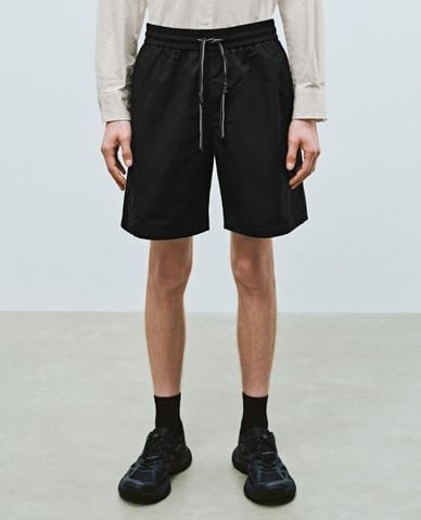  URBAN REVIVO - Quần short nam ống rộng phối dây rút 