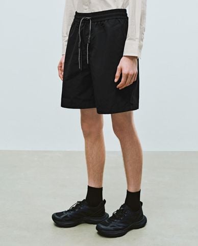  URBAN REVIVO - Quần short nam ống rộng phối dây rút 