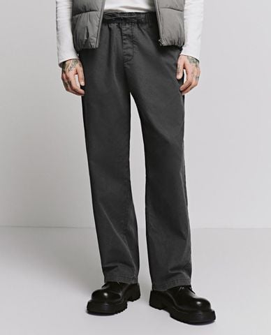  URBAN REVIVO - Quần nam ống đứng lưng thun 