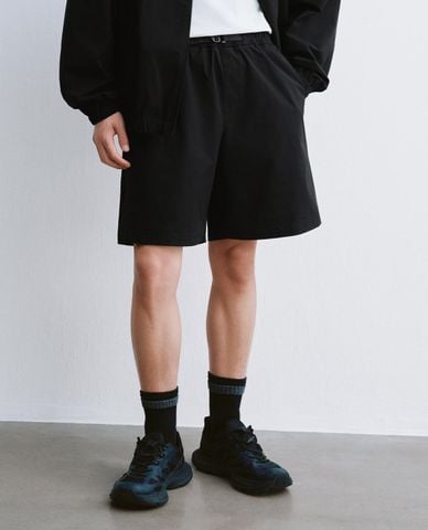  URBAN REVIVO - Quần short nam ống rộng phối dây đai 