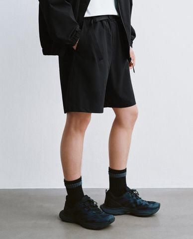  URBAN REVIVO - Quần short nam ống rộng phối dây đai 