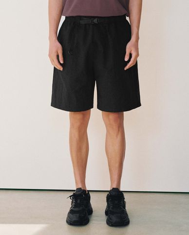  URBAN REVIVO - Quần short nam ngang gối phối dây đai 