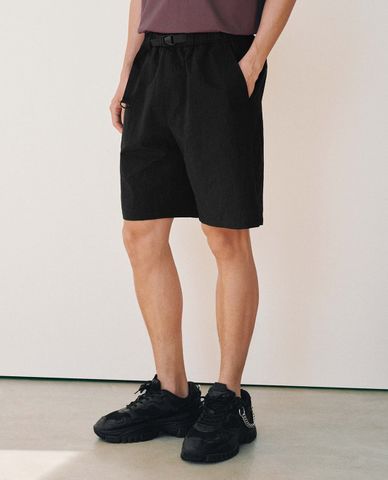 URBAN REVIVO - Quần short nam ngang gối phối dây đai 