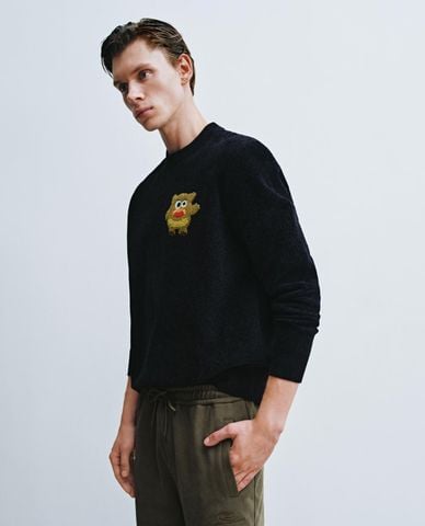  URBAN REVIVO - Áo dệt kim nam cổ tròn tay dài phối họa tiết 