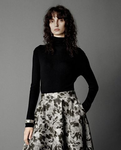  URBAN REVIVO - Áo dệt kim nữ cổ lọ tay dài 