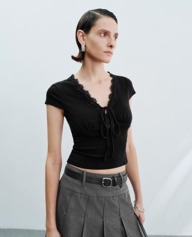  URBAN REVIVO - Áo kiểu nữ cổ V tay ngắn phối ren 