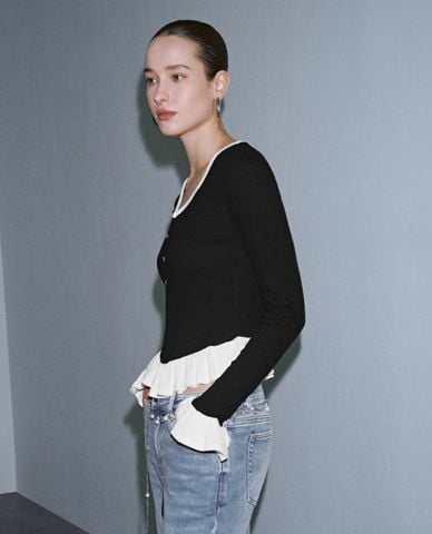  URBAN REVIVO - Áo kiểu nữ cổ V tay dài phối bèo 