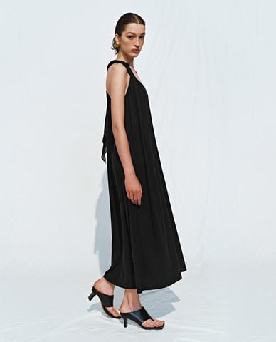  URBAN REVIVO - Đầm hai dây midi cổ V dáng suông 